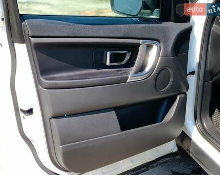 Білий Ленд Ровер Discovery Sport, об'ємом двигуна 2 л та пробігом 145 тис. км за 16990 $, фото 23 на Automoto.ua