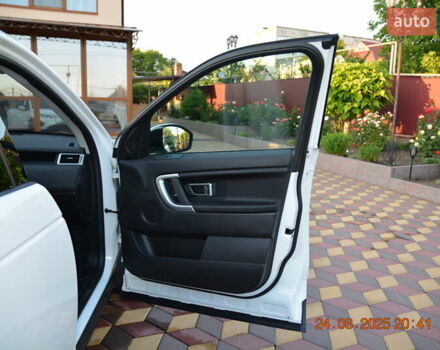 Белый Ленд Ровер Discovery Sport, объемом двигателя 2 л и пробегом 84 тыс. км за 20200 $, фото 16 на Automoto.ua