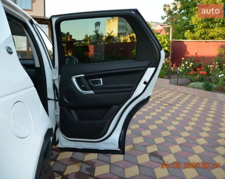 Белый Ленд Ровер Discovery Sport, объемом двигателя 2 л и пробегом 84 тыс. км за 20200 $, фото 14 на Automoto.ua