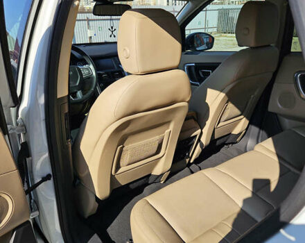 Белый Ленд Ровер Discovery Sport, объемом двигателя 2 л и пробегом 92 тыс. км за 20100 $, фото 10 на Automoto.ua