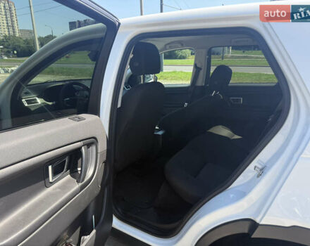 Белый Ленд Ровер Discovery Sport, объемом двигателя 2 л и пробегом 134 тыс. км за 22200 $, фото 9 на Automoto.ua