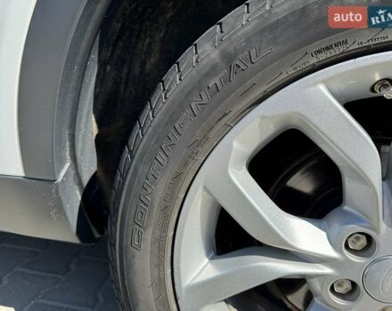 Білий Ленд Ровер Discovery Sport, об'ємом двигуна 2 л та пробігом 120 тис. км за 27000 $, фото 23 на Automoto.ua