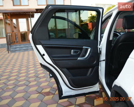 Белый Ленд Ровер Discovery Sport, объемом двигателя 2 л и пробегом 84 тыс. км за 20200 $, фото 11 на Automoto.ua