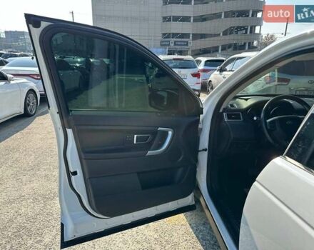 Білий Ленд Ровер Discovery Sport, об'ємом двигуна 2 л та пробігом 105 тис. км за 27200 $, фото 10 на Automoto.ua