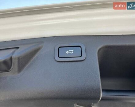 Білий Ленд Ровер Discovery Sport, об'ємом двигуна 2 л та пробігом 105 тис. км за 27200 $, фото 17 на Automoto.ua