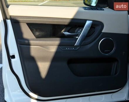 Білий Ленд Ровер Discovery Sport, об'ємом двигуна 2 л та пробігом 141 тис. км за 24500 $, фото 26 на Automoto.ua