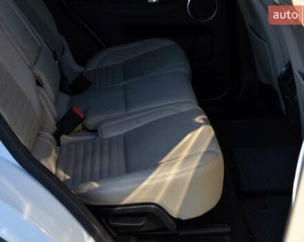 Білий Ленд Ровер Discovery Sport, об'ємом двигуна 2 л та пробігом 141 тис. км за 24500 $, фото 37 на Automoto.ua