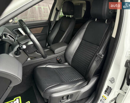 Белый Ленд Ровер Discovery Sport, объемом двигателя 2 л и пробегом 64 тыс. км за 31500 $, фото 20 на Automoto.ua