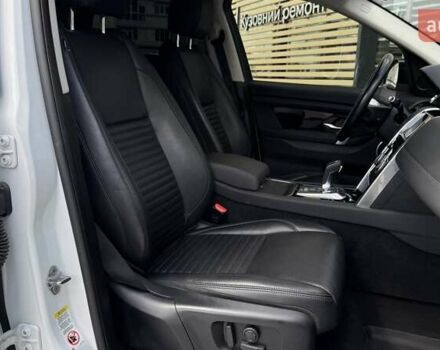 Білий Ленд Ровер Discovery Sport, об'ємом двигуна 2 л та пробігом 70 тис. км за 25000 $, фото 12 на Automoto.ua
