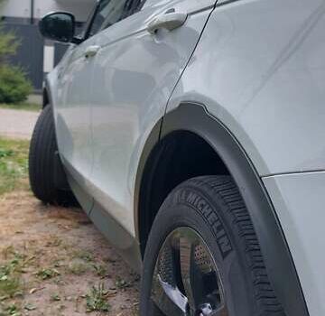 Белый Ленд Ровер Discovery Sport, объемом двигателя 2 л и пробегом 131 тыс. км за 27999 $, фото 26 на Automoto.ua