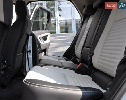 Білий Ленд Ровер Discovery Sport, об'ємом двигуна 2 л та пробігом 37 тис. км за 35000 $, фото 18 на Automoto.ua