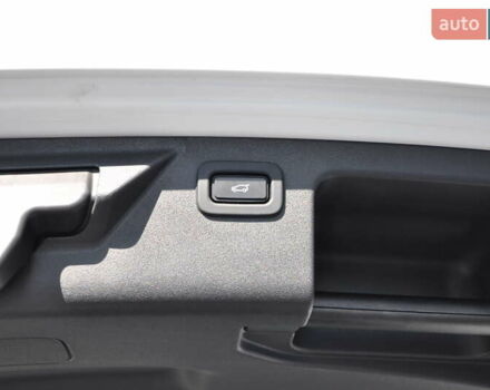 Білий Ленд Ровер Discovery Sport, об'ємом двигуна 2 л та пробігом 37 тис. км за 35000 $, фото 7 на Automoto.ua