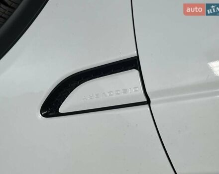 Белый Ленд Ровер Discovery Sport, объемом двигателя 2 л и пробегом 18 тыс. км за 42500 $, фото 4 на Automoto.ua