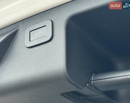 Белый Ленд Ровер Discovery Sport, объемом двигателя 1.5 л и пробегом 18 тыс. км за 65900 $, фото 33 на Automoto.ua