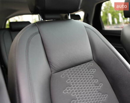 Черный Ленд Ровер Discovery Sport, объемом двигателя 2 л и пробегом 142 тыс. км за 23899 $, фото 137 на Automoto.ua