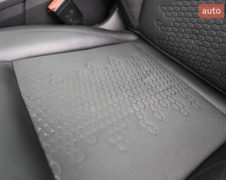 Черный Ленд Ровер Discovery Sport, объемом двигателя 2 л и пробегом 142 тыс. км за 23899 $, фото 114 на Automoto.ua