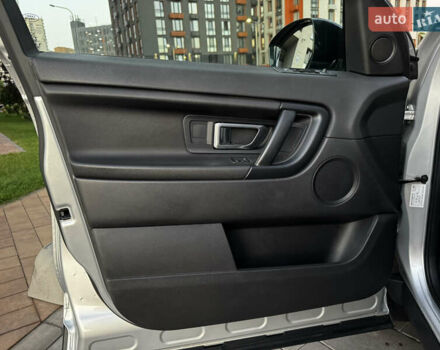 Серый Ленд Ровер Discovery Sport, объемом двигателя 2 л и пробегом 96 тыс. км за 19900 $, фото 9 на Automoto.ua