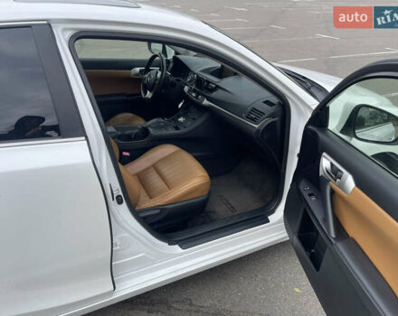 Белый Лексус СТ, объемом двигателя 1.8 л и пробегом 184 тыс. км за 11000 $, фото 14 на Automoto.ua