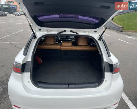 Белый Лексус СТ, объемом двигателя 1.8 л и пробегом 184 тыс. км за 11000 $, фото 15 на Automoto.ua