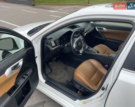 Белый Лексус СТ, объемом двигателя 1.8 л и пробегом 184 тыс. км за 11000 $, фото 13 на Automoto.ua