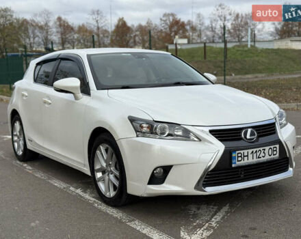 Белый Лексус СТ, объемом двигателя 1.8 л и пробегом 96 тыс. км за 15900 $, фото 2 на Automoto.ua