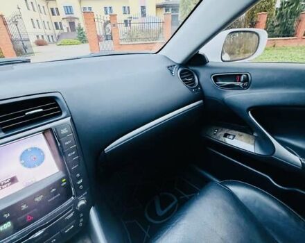 Белый Лексус ИС, объемом двигателя 2.5 л и пробегом 218 тыс. км за 10000 $, фото 4 на Automoto.ua