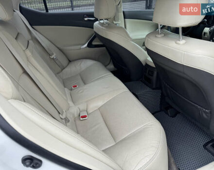Белый Лексус ИС, объемом двигателя 2.5 л и пробегом 184 тыс. км за 10000 $, фото 11 на Automoto.ua