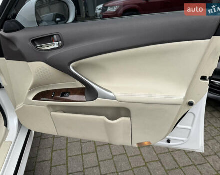 Белый Лексус ИС, объемом двигателя 2.5 л и пробегом 184 тыс. км за 10000 $, фото 14 на Automoto.ua