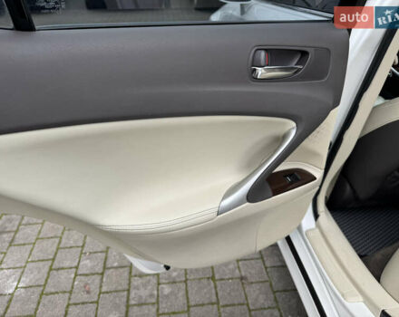 Белый Лексус ИС, объемом двигателя 2.5 л и пробегом 184 тыс. км за 10000 $, фото 18 на Automoto.ua