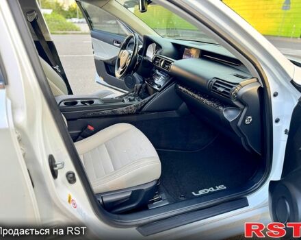 Белый Лексус ИС, объемом двигателя 2.5 л и пробегом 135 тыс. км за 15900 $, фото 4 на Automoto.ua