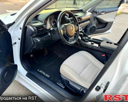 Белый Лексус ИС, объемом двигателя 2.5 л и пробегом 135 тыс. км за 15900 $, фото 2 на Automoto.ua
