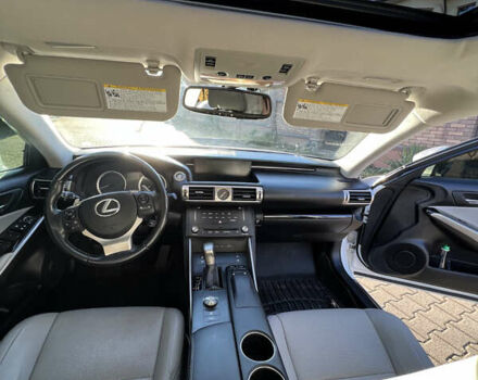 Белый Лексус ИС, объемом двигателя 2.5 л и пробегом 130 тыс. км за 16300 $, фото 4 на Automoto.ua