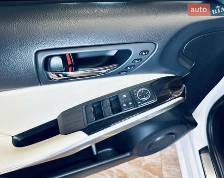 Белый Лексус ИС, объемом двигателя 2.5 л и пробегом 98 тыс. км за 16900 $, фото 23 на Automoto.ua