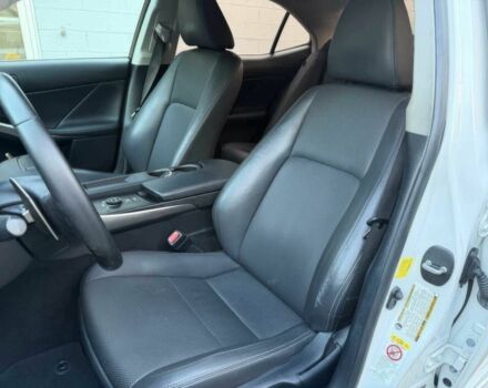 Белый Лексус ИС, объемом двигателя 2 л и пробегом 75 тыс. км за 5900 $, фото 9 на Automoto.ua