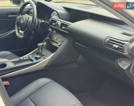 Белый Лексус ИС, объемом двигателя 2 л и пробегом 59 тыс. км за 20700 $, фото 19 на Automoto.ua