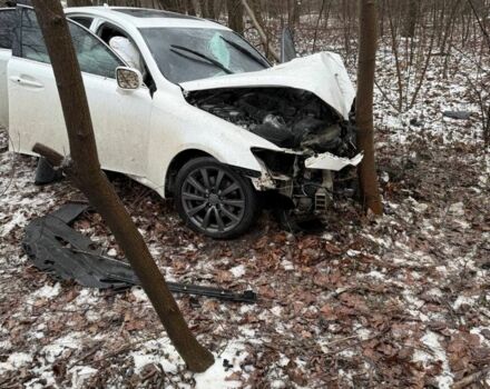 Белый Лексус ИС, объемом двигателя 2.5 л и пробегом 170 тыс. км за 3000 $, фото 1 на Automoto.ua