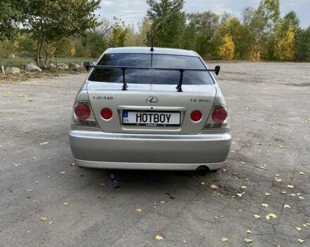Серый Лексус ИС, объемом двигателя 2 л и пробегом 363 тыс. км за 5200 $, фото 1 на Automoto.ua