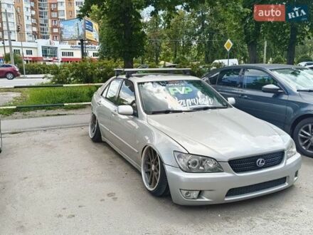 Серый Лексус ИС, объемом двигателя 2 л и пробегом 280 тыс. км за 7500 $, фото 1 на Automoto.ua