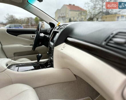 Белый Лексус ЛС, объемом двигателя 4.61 л и пробегом 167 тыс. км за 9999 $, фото 33 на Automoto.ua