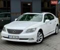 Белый Лексус ЛС, объемом двигателя 4.6 л и пробегом 170 тыс. км за 10500 $, фото 1 на Automoto.ua