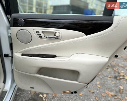 Белый Лексус ЛС, объемом двигателя 4.61 л и пробегом 167 тыс. км за 9999 $, фото 21 на Automoto.ua