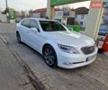 Белый Лексус ЛС, объемом двигателя 5 л и пробегом 190 тыс. км за 10000 $, фото 1 на Automoto.ua