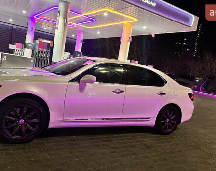 Белый Лексус ЛС, объемом двигателя 4.97 л и пробегом 326 тыс. км за 10900 $, фото 2 на Automoto.ua