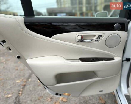 Белый Лексус ЛС, объемом двигателя 4.61 л и пробегом 167 тыс. км за 9999 $, фото 15 на Automoto.ua