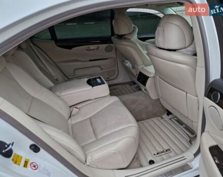 Белый Лексус ЛС, объемом двигателя 5 л и пробегом 190 тыс. км за 10000 $, фото 7 на Automoto.ua