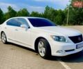 Белый Лексус ЛС, объемом двигателя 4.6 л и пробегом 240 тыс. км за 12900 $, фото 1 на Automoto.ua