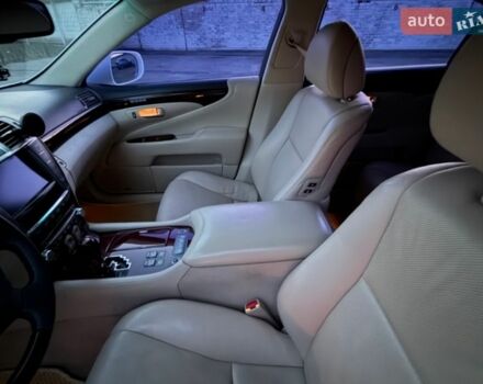 Белый Лексус ЛС, объемом двигателя 4.61 л и пробегом 185 тыс. км за 15000 $, фото 10 на Automoto.ua