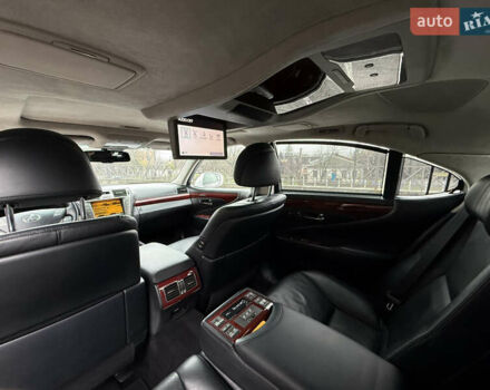 Белый Лексус ЛС, объемом двигателя 4.6 л и пробегом 142 тыс. км за 15900 $, фото 1 на Automoto.ua