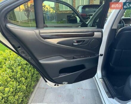 Белый Лексус ЛС, объемом двигателя 4.61 л и пробегом 170 тыс. км за 23000 $, фото 20 на Automoto.ua