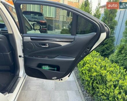 Белый Лексус ЛС, объемом двигателя 4.61 л и пробегом 170 тыс. км за 23000 $, фото 27 на Automoto.ua